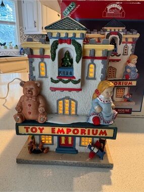 VTG Lemax Jukebox Junction "Toy Emporium" Lighted Christmas Village (1999)